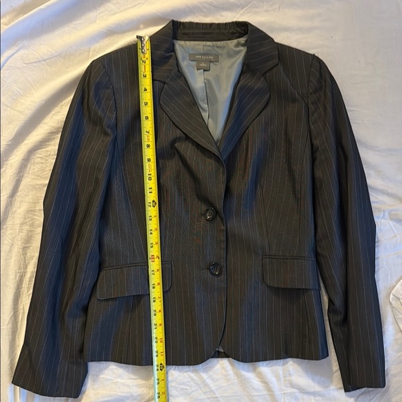Ann Taylor lined fitted Women's Grey and Blue Pinstripe Blazer. Size 8. - Picture 10 of 12